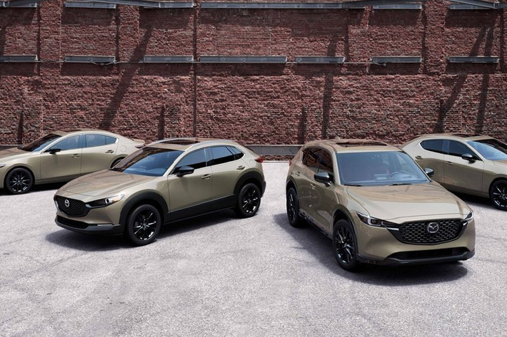 Mazda vừa bổ sung phiên bản Carbon Turbo mới cho hàng loạt mẫu xe của mình ở thị trường Mỹ. Những mẫu xe có thêm phiên bản Carbon Turbo bao gồm Mazda3, CX-30 và đáng chú ý là CX-5. Điểm nhấn đầu tiên của các phiên bản Mazda CX-5 Carbon Turbo 2023 mới chính là màu sơn vàng cát Zircon Sand Metallic.