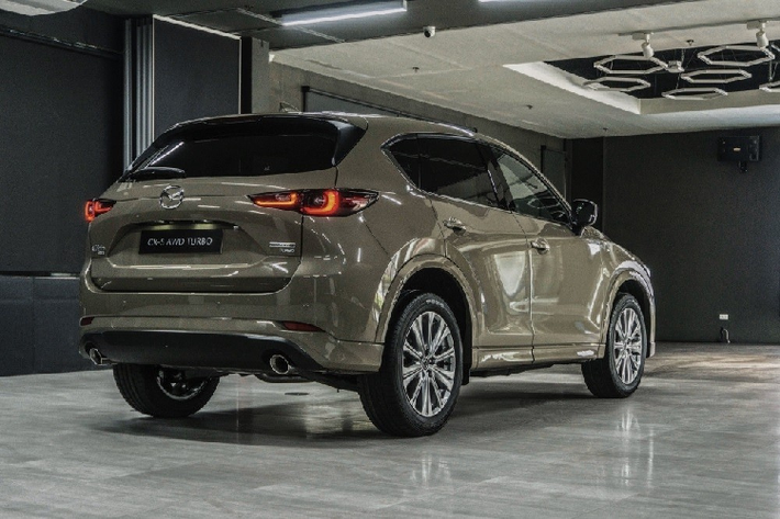 Đây cũng là màu sơn duy nhất được dùng cho những phiên bản Carbon Turbo mới nhà Mazda. Zircon Sand Metallic trên Mazda CX-5 là màu sơn đã từng lần đầu tiên xuất hiện trên mẫu CX-50.