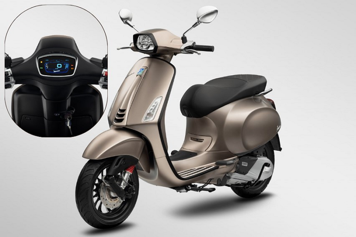Ở phiên bản Vespa Sprint S 2023 mới ra mắt lần này, xe được trang bị màn hình điện tử TFT (Thin-Films Transitors) hiện đại có khả năng kết nối với điện thoại thông minh bằng hệ thống VESPA MIA. Đây là ứng dụng kết nối các thiết bị di động sử dụng hệ điều hành iOS hoặc Android với xe