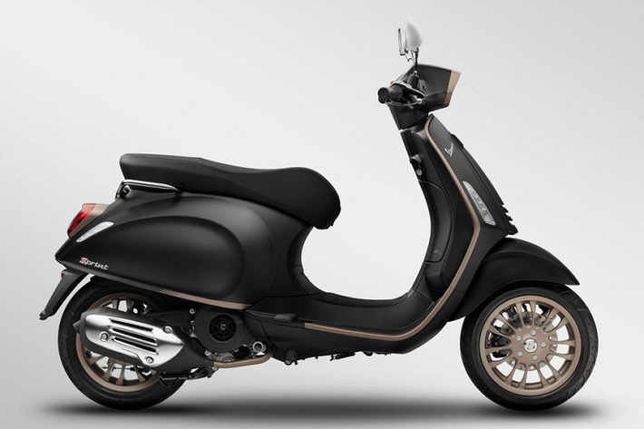 Vespa Sprint S TFT 125 vẫn được trang bị động cơ i-Get, dung tích 125cc, xy-lanh đơn cho công suất 10,5 mã lực tại 7.700 vòng/phút và mô men xoắn đạt 10,4 Nm tại 6.000 vòng/phút. Trong khi đó, con số tương ứng của bản Sprint S TFT 150 là 12,7 mã lực và 12,8 Nm mô-men xoắn.