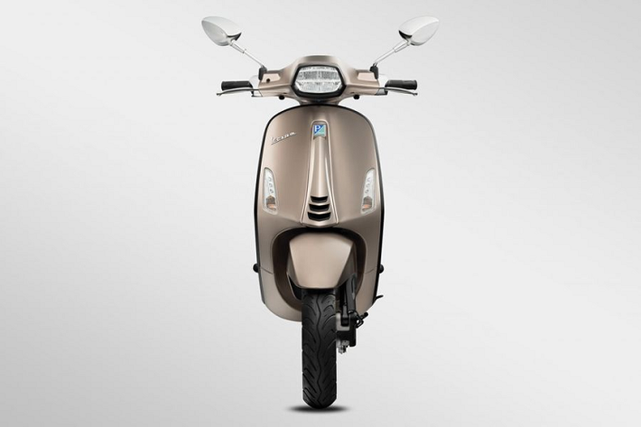 Giá xe Vespa Sprint S TFT 2023 tại Việt Nam có mức bán niêm yết là 98,4 triệu đối với phiên bản 125 và 110 triệu đồng đối với với bản 150. Trong khi đó, Vespa Sprint S dùng cụm đồng hồ cơ thông thường với mức giá niêm yết từ 81,3 triệu đồng.