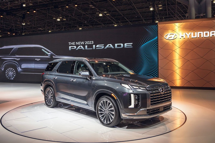 Trong tháng 9 tới đây, không chỉ mẫu MPV cỡ lớn Custo mà Hyundai Palisade 2024 mới cũng dự kiến sẽ ra mắt Việt Nam. Thông tin này đã được nhân viên tư vấn bán hàng tại đại lý hé lộ. Khác với Custo, Hyundai Palisade thuộc phân khúc SUV cỡ lớn. Do đó, khi có mặt tại Việt Nam, mẫu xe này sẽ cạnh tranh với những đối thủ như Ford Explorer và Volkswagen Teramont.