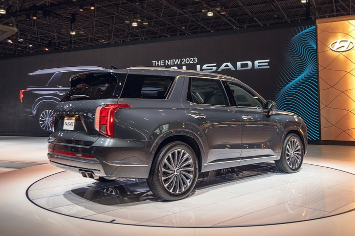 Chưa rõ Hyundai Palisade ở Việt Nam sẽ dùng động cơ nào. Trong khi đó, ở thị trường nước ngoài, xe có 2 tùy chọn động cơ. Đầu tiên là động cơ xăng V6, dung tích 3.8L, sản sinh công suất tối đa 291 mã lực và mô-men xoắn cực đại 355 Nm. Động cơ kết hợp với hộp số tự động 8 cấp, hệ dẫn động 1 cầu hoặc 2 cầu.