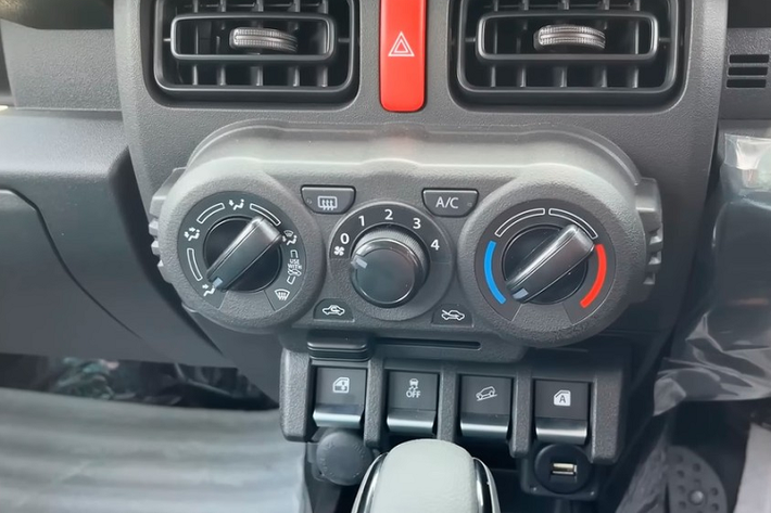 Trong khi đó, trang bị an toàn của Suzuki Jimny 5 cửa bản tiêu chuẩn gồm có 6 túi khí, hệ thống chống bó cứng phanh ABS, phân phối lực phanh điện tử, trợ lực phanh khẩn cấp BA, hỗ trợ khởi hành ngang dốc, camera lùi, móc ghế trẻ em, phanh tay chỉnh cơ và cảm biến hỗ trợ đỗ xe phía sau.