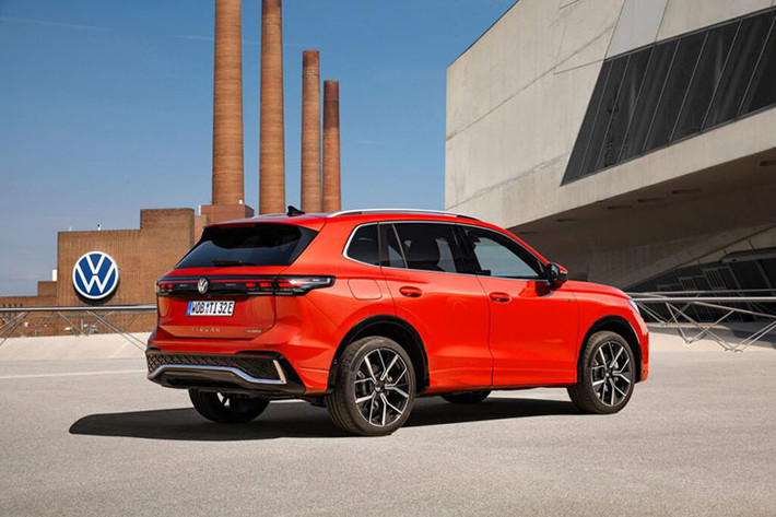Không chỉ có thêm khung gầm mới, mẫu xe SUV Volkswagen Tiguan 2024 còn được thay đổi thiết kế với những đường cong giúp xe trông thân thiện và mềm mại hơn. Bổ sung vào đó là những chi tiết có thiết kế "cơ bắp" như chắn bùn sau mở rộng và đường dập gân trên sườn xe.