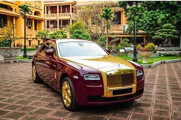 Theo tìm hiểu, chiếc Rolls-Royce Ghost mạ vàng từng thuộc sở hữu của cựu Chủ tịch FLC – ông Trịnh Văn Quyết đã được đấu giá thành công sau nhiều lần thất bại. Được biết, đơn vị đấu giá thành công chiếc Rolls-Royce Ghost mạ vàng này chính là một showroom chuyên mua bán xe sang có tiếng tại Hà Nội.