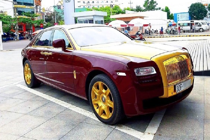 Vào thời điểm 2013, mức giá xe Rolls-Royce Ghost được công bố khoảng 16 tỷ đồng, chưa bao gồm các chi phí lăn bánh cũng như việc mạ vàng một số chi tiết ở ngoại thất cho xe.