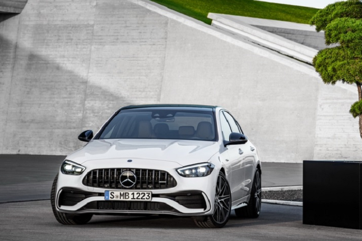 Cụ thể, mẫu xe hiệu năng cao Mercedes-AMG C 43 4Matic 2023 mới sẽ chính thức có mặt tại các đại lý vào cuối tháng 7 này để bàn giao cho khách hàng, mức giá xe Mercedes-AMG C 43 4Matic là 2,96 tỷ đồng, cao hơn 761 triệu đồng so với phiên bản C300 AMG.
