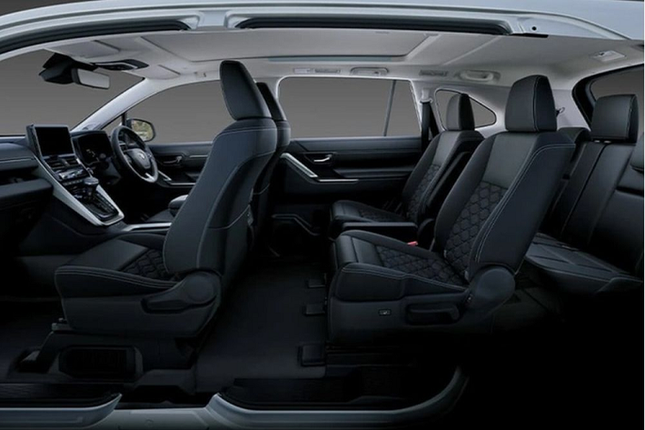 Toyota Innova 2023 tại Indonesia được cung cấp 2 tuỳ chọn động cơ. Thứ nhất là động cơ xăng Dynamic Force 4 xi-lanh, dung tích 2.0L, sản sinh công suất tối đa 174 mã lực tại tua máy 6.600 vòng/phút và mô-men xoắn cực đại 205 Nm tại dải tua máy 4.500 - 9.000 vòng/phút.