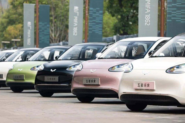 Cụ thể, Wuling đã bán được 18.015 chiếc Bingo trong tháng 5, tăng 9,9% so với tháng 4, 1 kỷ lục khiến nhiều hãng xe phải thèm khát. Điều này cho thấy, liên doanh GM-SAIC-Wuling đang gặp hái rất nhiều thành công về thương hiệu xe Wuling của mình.