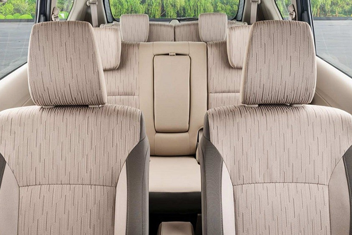 Khác với ngoại thất, nội thất của Toyota Rumion 2023 được bê nguyên từ Suzuki Ertiga sang. Mặt táp-lô của xe màu đen, trang trí bằng những chi tiết giả ốp gỗ trong khi ghế được bọc nỉ màu be tương phản. Nội thất của Toyota Rumion 2023 cũng có 7 chỗ và danh sách trang bị tương tự Suzuki Ertiga.
