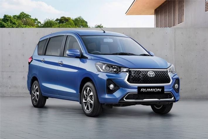 Sự khác biệt giữa Toyota Rumion và Suzuki Ertiga thể hiện rõ ở khu vực đầu xe. Tại đây, mẫu MPV mang thương hiệu Toyota được trang bị lưới tản nhiệt cỡ lớn và bao quanh bằng viền mạ crôm. Lưới tản nhiệt này được thiết kế tương tự Toyota Innova Crysta 2023 ở thị trường Ấn Độ.