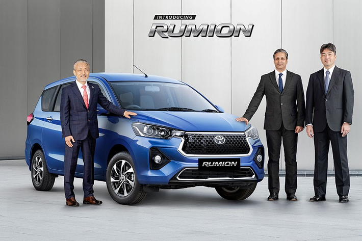 Toyota Rumion là mẫu MPV cỡ nhỏ dựa trên Suzuki Ertiga và đã lần đầu tiên ra mắt ở thị trường Nam Phi vào năm 2021. Vào hồi tháng 7/2023, mẫu xe này đã được bổ sung phiên bản nâng cấp nhẹ. Đến nay, Toyota Rumion 2023 mới tiếp tục ra mắt thị trường châu Á, cụ thể là Ấn Độ xe sở hữu thiết kế giống hệt xe ở Nam Phi. Đồng thời, mẫu MPV này cũng có ngoại hình khác biệt so với Suzuki Ertiga đang bán tại đây.