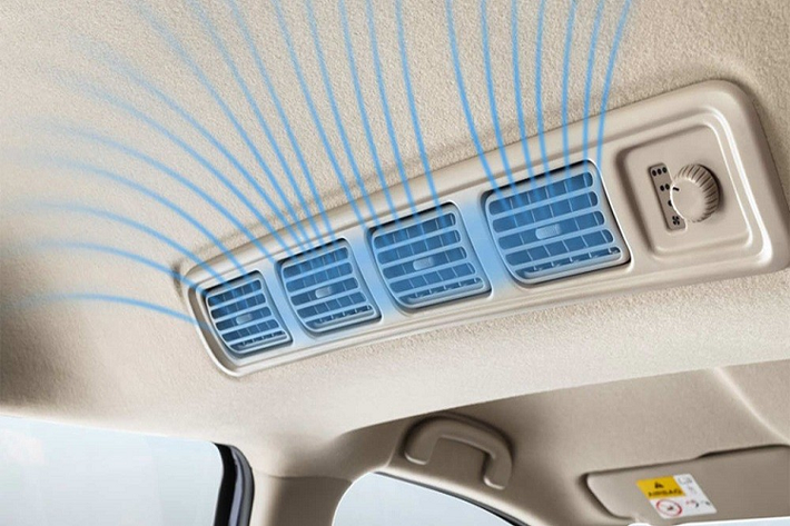 Bên cạnh đó, xe còn có hệ thống kết nối viễn thông Toyota i-Connect, mang đến những tính năng điều khiển từ xa như bật/tắt điều hòa, mở/khóa cửa hay bật/tắt đèn cảnh báo và đèn pha. Hệ thống này cũng cho phép người lái tìm vị trí xe từ xa, nhắc nhở lịch bảo dưỡng, hỗ trợ kết nối với đồng hồ thông minh và điều khiển bằng giọng nói Siri.