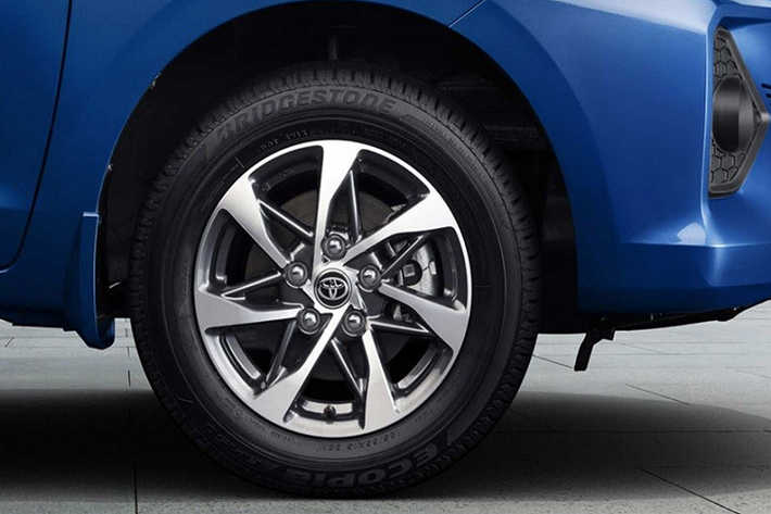 Bên trong lưới tản nhiệt là mắt lưới hình tổ ong sơn màu đen thay vì mạ crôm như Suzuki Ertiga. Tương tự lưới tản nhiệt, cản trước của Toyota Rumion 2023 cũng không giống Suzuki Ertiga. Cản trước đi kèm hốc gió trung tâm hình thang với viền mạ crôm và hốc đèn sương mù ở hai góc.