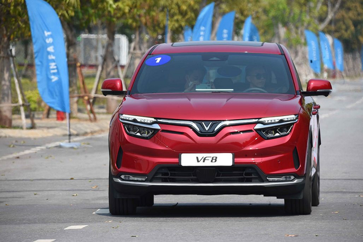 Ngoài ra, khách hàng mua và thuê xe ôtô của VinFast sẽ được hỗ trợ trực tiếp cho các sự cố phát sinh do lỗi của nhà sản xuất. Chính sách hậu mãi đặc biệt này được hãng xe Việt Nam áp dụng trên toàn cầu.