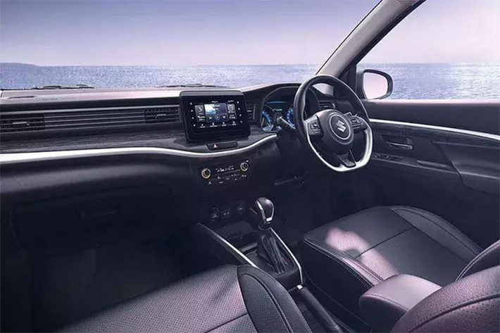 Bên trong Suzuki XL7 Hybrid 2023 tiếp tục là không gian nội thất 7 chỗ ngồi như cũ nhưng có thêm màu mới, ví dụ như xám phối đen. Thêm vào đó là những chi tiết ốp gỗ trên cụm điều khiển trung tâm. Ở các bản cao cấp, Suzuki XL7 Hybrid 2023 sẽ được trang bị hệ thống kiểm soát hành trình và gương chiếu hậu kỹ thuật số dạng cảm ứng mới.