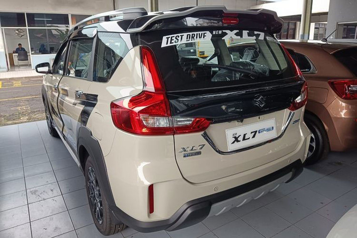 Thay đổi tiếp theo của mẫu MPV này chính là vành la-zăng. Theo đó, vành la-zăng của xe có đường kính 16 inch và sơn màu đen, giúp mẫu MPV này trông khỏe khoắn và thể thao hơn. Suzuki XL7 Hybrid 2023 còn có một đặc điểm nhận dạng nữa là logo "Hybrid" trên cửa cốp sau.