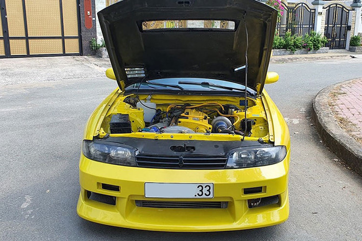 Nhiều người đã khá choáng khi nghe mức giá rao bán chiếc xe thể thao Nissan Skyline R33 trong bài viết này lên đến 3,3 tỷ đồng, phải chăng chủ xe rất thích con số 3, khi mà phiên bản xe là 33, biển số cũng có đến 3 con số 3 xếp liền kề và giá bán là 3,3 tỷ đồng?