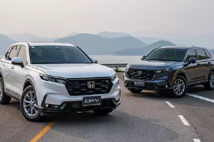 So với thế hệ trước, Honda CR-V 2023 mới có kích thước tổng thể nhỉnh hơn. Cụ thể, dài hơn 69 mm, rộng hơn 10 mm và chiều dài cơ sở tăng thêm 38 mm. Không gian nội thất có nhiều điểm tương đồng với Civic thế hệ 11.