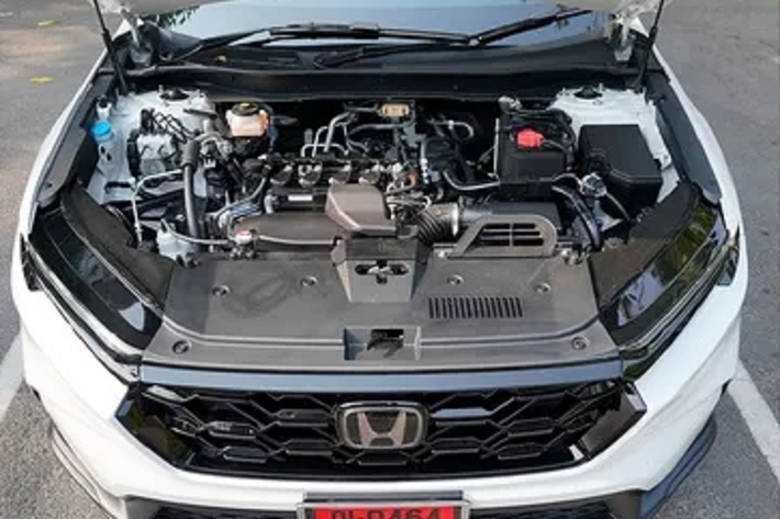 Tất cả phiên bản Honda CR-V thế hệ 6 đều trang bị Hệ thống an toàn chủ động Honda SENSING bao gồm 6 tính năng: Hệ thống phanh giảm thiểu va chạm (CBMS). Hỗ trợ giữ làn đường (LKAS). Giảm thiểu lệch làn và Cảnh báo chệch làn đường (RDM with LDW). Điều khiển hành trình thích ứng hỗ trợ dải tốc độ thấp (ACC with LSF)