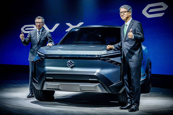 Tại Auto Expo 2023 diễn ra tại Ấn Độ vào đầu năm nay, hãng xe Nhật Bản đã vén màn mẫu xe concept hoàn toàn mới mang tên Suzuki eVX 2024 mới. Theo Suzuki, đây là hình ảnh xem trước cho mẫu ôtô điện gầm cao đầu tiên mà hãng sẽ bán ra thị trường toàn cầu trong tương lai.