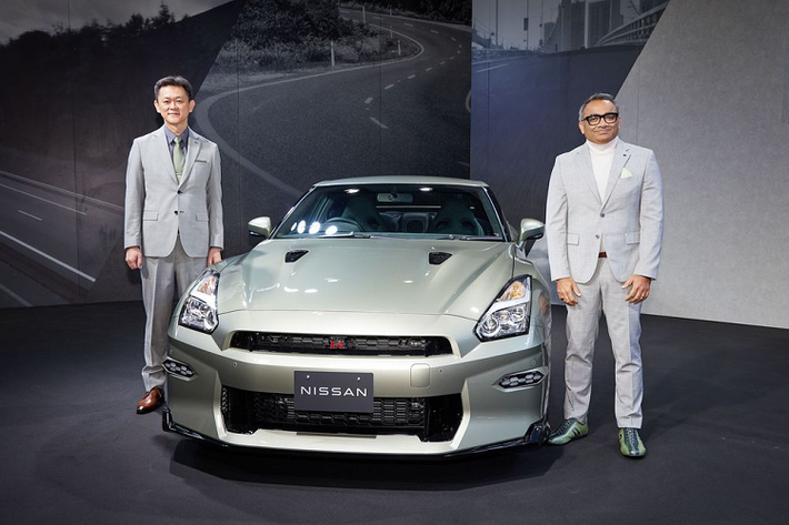 Thế hệ R35 của Nissan GT-R đã được hé lộ lần đầu bằng bản concept từ năm 2001 và phải tới tận 2007 mới được ra mắt chính thức. Kể từ khi trình làng đến nay, Nissan GT-R R35 huyền thoại đã tồn tại trên thị trường được 16 năm và trải qua 8 lần nâng cấp.