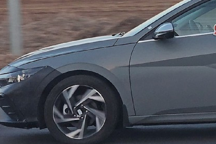 Trong khi đó, đèn hậu của xe được giữ nguyên thiết kế như cũ.Không gian nội thất của Hyundai Elantra 2024 có khá ít điểm mới. Chỉ có ghế của xe được bổ sung màu mới và dòng chữ Avante ở bên cạnh. Trong khi đó, vô lăng, bảng đồng hồ kỹ thuật số nối liền với màn hình thông tin giải trí và cụm điều khiển trung tâm của mẫu sedan hạng C này được bê nguyên từ phiên bản cũ sang.
