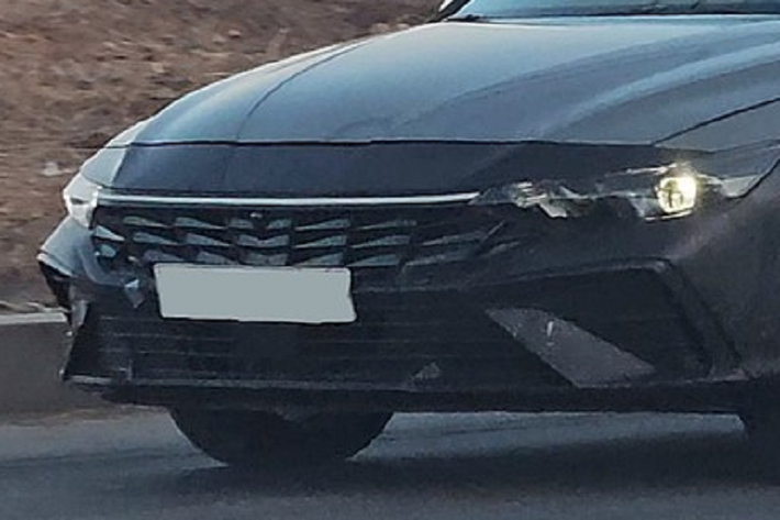 Theo một số nguồn tin, Hyundai Elantra 2024 ở thị trường Hàn Quốc sẽ có thêm những tính năng tiện nghi và an toàn mới nhất, ví dụ như hệ thống quan sát toàn cảnh với camera 360 độ. Nằm bên dưới nắp ca-pô của xe ở thị trường Hàn Quốc là 3 tùy chọn động cơ. Đầu tiên là động cơ xăng 4 xi-lanh, dung tích 1.6L.