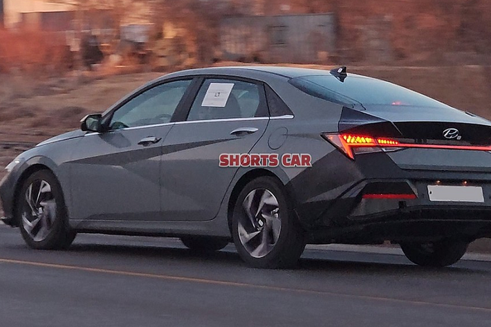 Thứ hai là động cơ xăng 4 xi-lanh, tăng áp, dung tích 2.0L dành cho Hyundai Elantra N 2023. Thứ ba là hệ truyền động hybrid tiết kiệm xăng. Trong khi đó, động cơ xăng 4 xi-lanh, tăng áp, dung tích 1.6L sẽ không được dùng cho mẫu sedan cỡ C này nữa.