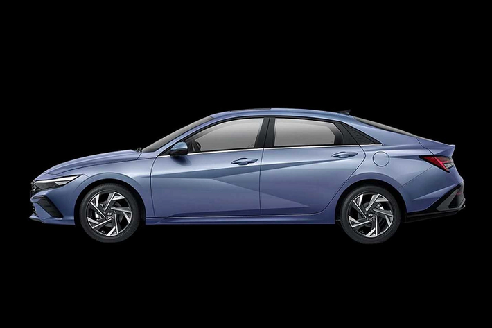 Bộ vành này có thiết kế đa chấu thể thao, tương tự Hyundai Accent 2023. Đằng sau xe chỉ có một vài thay đổi nhỏ như cản sau được bao quanh bằng nẹp màu bạc mới. Bên dưới cản sau còn có bộ khuếch tán gió mới, tạo cảm giác thể thao hơn. Đèn phản quang của xe cũng được chuyển lên vị trí cao hơn trên cản sau.