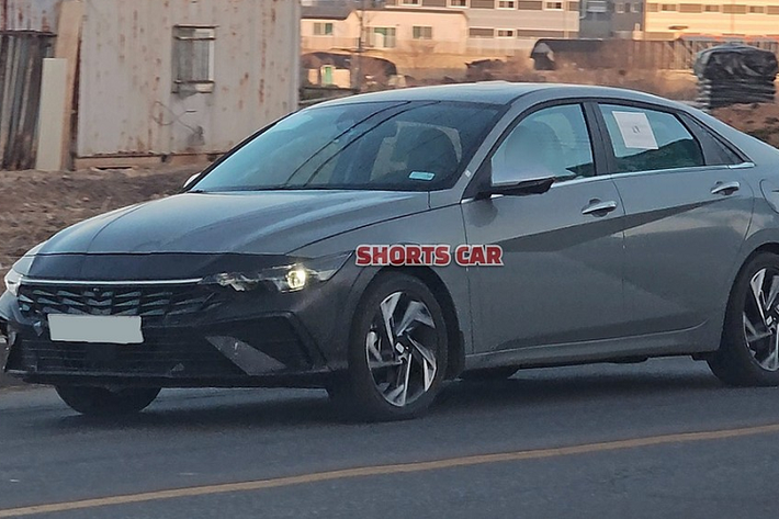 Vào hồi cuối tháng 2/2023 vừa qua, hãng Hyundai đã tung ra những hình ảnh chính thức đầu tiên của Elantra phiên bản nâng cấp giữa vòng đời. ới đây, Hyundai Elantra 2024 mới đã bị bắt gặp trên đường phố Hàn Quốc. Tại thị trường này, xe được gọi bằng cái tên Hyundai Avante.
