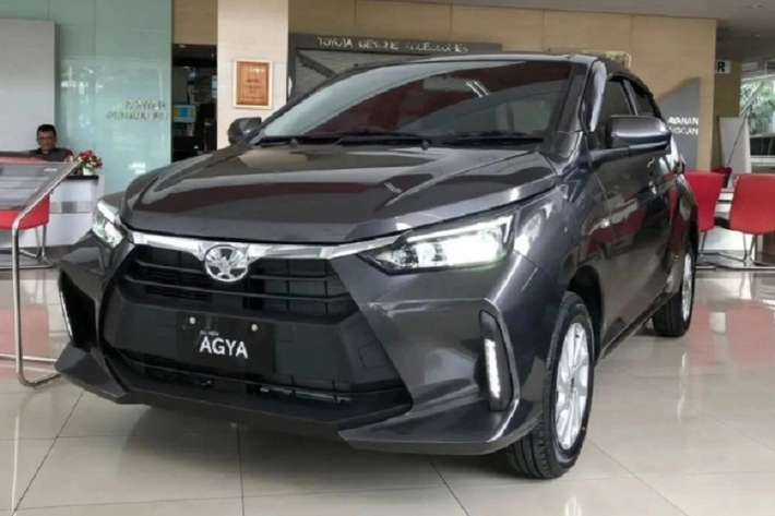 Phân phối tại Việt Nam, Toyota Wigo chỉ được trang bị một màu nội thất là đen, đi cùng màn hình trung tâm 7 inch cho phép kết nối Apple CarPlay và Android không dây.