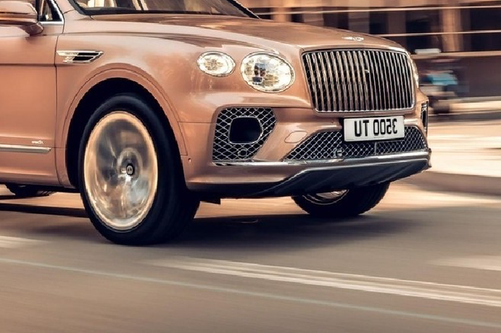 Sức mạnh này giúp chiếc xe SUV Bentley Bentayga EWB 2023 siêu sang có thể tăng tốc từ vị trí xuất phát lên 100 km/h trong 4,6 giây trước khi đạt vận tốc tối đa 290 km/h.