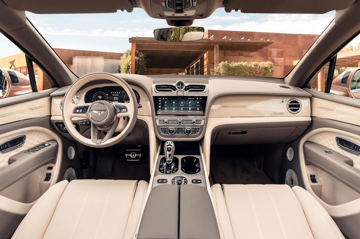 Phiên bản trục cơ sở dài của Bentley Bentayga EWB sẽ có cấu hình 4+1, với 2 ghế thương gia phía sau cùng kiểu ghế Bentley Airline Seat mới sẽ đáp ứng việc chỉnh ghế như ngả 40 độ để biến thành chiếc giường thông qua màn hình trung tâm hàng ghế phía sau, ....