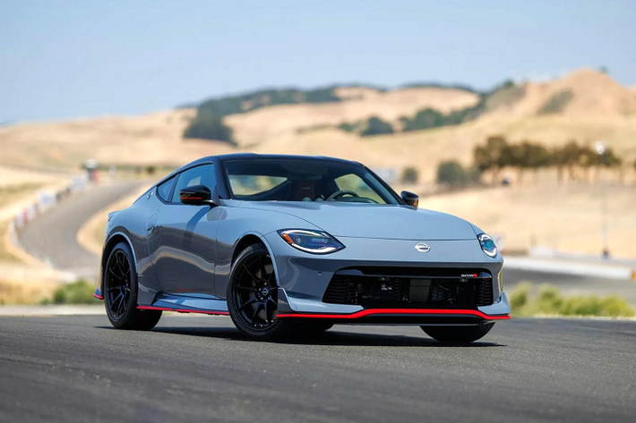 Nissan Z Nismo 2024 mới đã chính thức được ra mắt tại Mỹ với hàng loạt nâng cấp đáng kể về hiệu năng và diện mạo nổi bật. Để xứng đáng với cái tên Nismo, phiên bản này được cải tiến mạnh về khả năng vận hành, hiệu quả khí động học và bổ sung hàng loạt công nghệ tiên tiến.