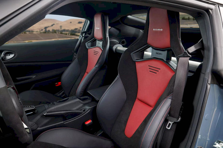 Nissan Z Nismo 2024 thể thao được cải tiến đáng kể về khí động học, tăng lực ép xuống mặt đường. Gói nâng cấp bao gồm cản trước và bộ chia "Grand-Nose" kéo dài hơn với cánh mũi ở mỗi góc, tăng thêm 20 mm cho chiều dài tổng thể và giúp kiểm soát gió xoáy tại khu vực bánh trước. Điểm nhấn thiết kế này lấy cảm hứng từ mẫu xe huyền thoại Fairlady 240ZG của hãng.