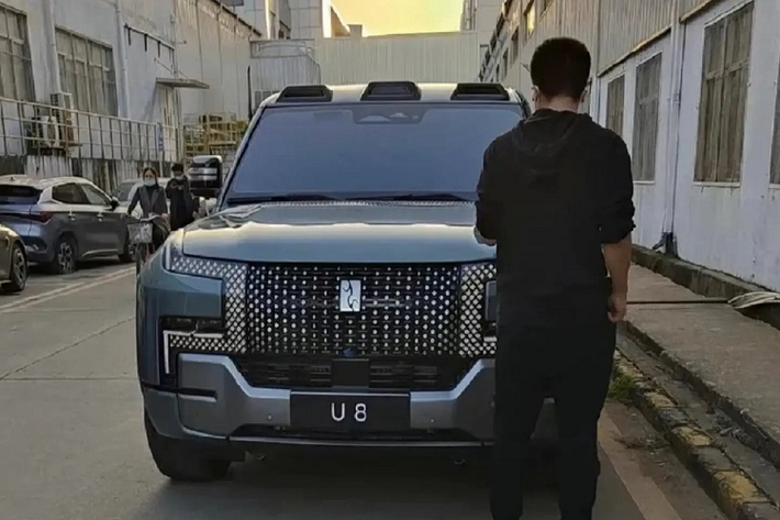 Vào hồi tháng đầu 1 năm nay, hãng ôtô BYD của Trung Quốc đã giới thiệu thương hiệu xe sang YangWang mới. Cũng trong sự kiện này, hãng BYD đã vén màn 2 mẫu xe đầu tiên của thương hiệu là YangWang U8 và U9. Trong đó, BYD Yangwang U8 có lẽ là thu hút sự chú ý hơn cả.