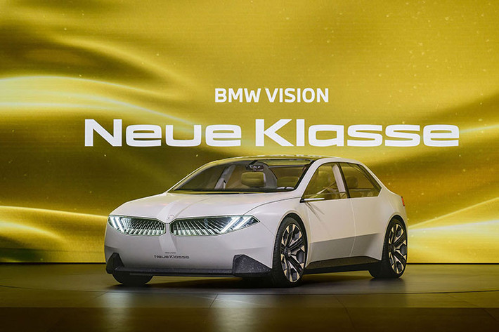 Bản xe thương mại hoàn thiện dựa trên Vision Neue Klasse sẽ được sản xuất chủ yếu tại nhà máy BMW đặt tại Hungary, tuy nhiên hãng cũng sẽ cân nhắc thêm về phương án huy động sự hỗ trợ từ nhà máy ở Mỹ, nhằm tận dụng tốt hơn các ưu đãi về xe điện của liên bang tại đây. Một nhà máy sản xuất pin mới cũng đang được BMW lên kế hoạch ở South Carolina. Các cơ sở sản xuất của họ sẽ không sử dụng bất kỳ nhiên liệu hóa thạch nào mà sẽ tập trung vào vật liệu tái chế.