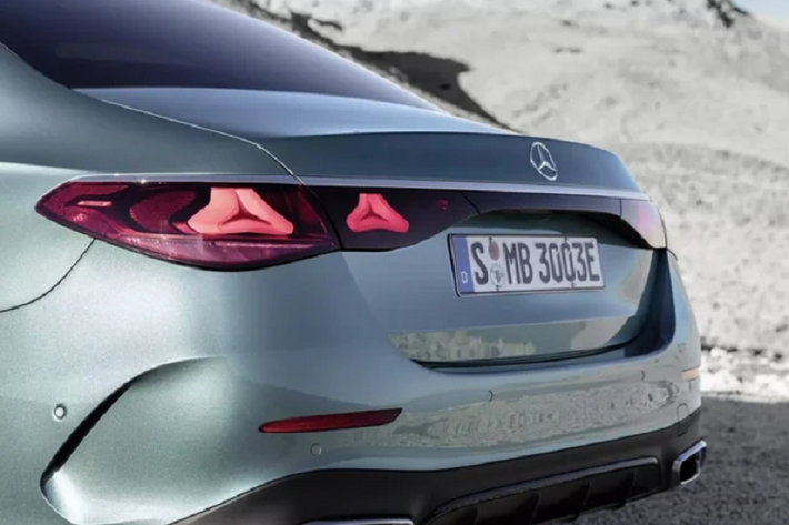 Giá xe Mercedes-Benz E-Class 2024 sẽ được công bố khi chiếc xe này đến tay khách hàng vào cuối năm nay. Dự đoán, xe sẽ về thị trường Việt Nam vào cuối năm nay.
