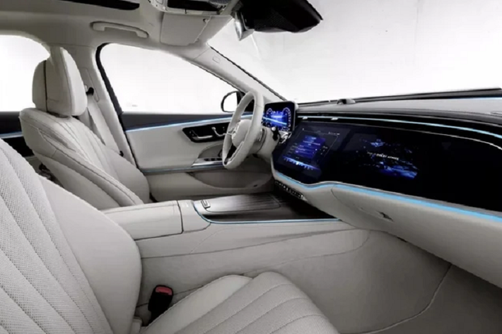 Đây cũng là phiên bản mạnh nhất Mercedes-Ben E-Class 2024 trước khi những phiên bản AMG trình làng vào cuối năm nay. Mercedes-Benz E-Class 2024 tại Mỹ vẫn cung cấp 2 phiên bản mild-hybrid là E350 4 xi lanh và E450 6 xi lanh. Mercedes-Benz E350 có công suất 255 mã lực và mô-men xoắn 400 Nm. Trong khi phiên bản E450 có công suất 375 mã lực và mô-men xoắn 500 Nm.