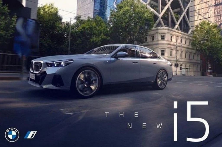 Trước ngày ra mắt chính thức 24/05, phiên bản chạy điện của dòng BMW 5-Series 2024 có tên i5 đã bị lộ hình ảnh thiết kế hoàn chỉnh. Hình ảnh rò rỉ cho chúng ta cái nhìn khá rõ ràng về một số đặc điểm thiết kế sẽ xuất hiện trên i5 sắp ra mắt, một số trong đó cũng được áp dụng cho 5-Series chạy động cơ đốt trong. Đầu tiên là đèn pha góc cạnh giống với “người anh em” BMW X1, đi kèm với đèn chạy ban ngày hình chữ L.