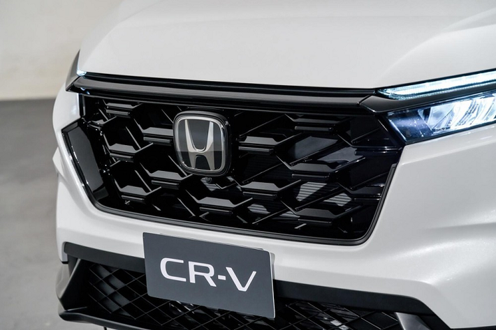Trong số đó, có 4 phiên bản 5 chỗ ngồi là E, ES 4WD, e:HEV ES và e:HEV RS 4WD. Riêng phiên bản EL 4WD được trang bị nội thất 7 chỗ ngồi. Ở thế hệ mới, mẫu SUV cỡ C này đã được nâng tiêu chuẩn lên một tầm cao mới với thiết kế thể thao, cứng cáp hơn và trang bị tốt hơn.