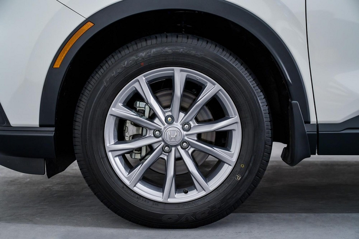 Trong khi đó, ở phía sau, mẫu SUV cỡ C này được bổ sung cụm đèn hậu hình chữ "L" mới, kéo dài lên đến cánh gió mui. Bên trong đèn hậu là tạo hình chữ "L", gợi liên tưởng đến đối thủ Mazda CX-5.