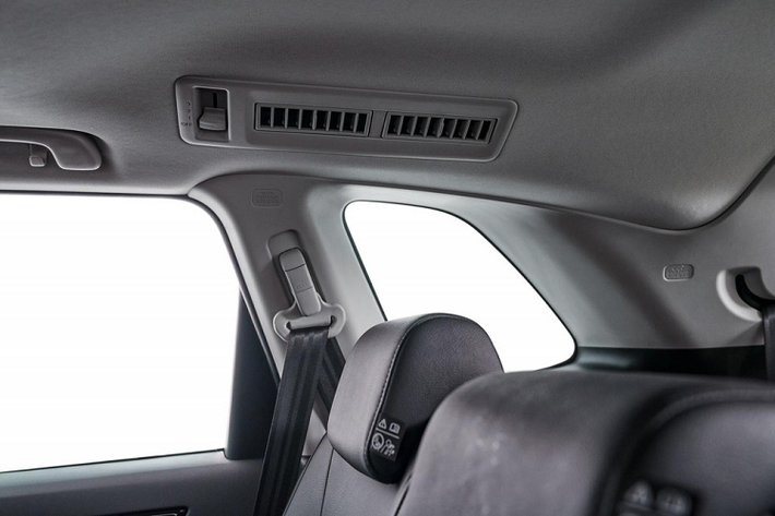 Những trang bị đáng chú ý của Honda CR-V 2023 ở thị trường Thái Lan bao gồm bảng đồng hồ kỹ thuật số 10,2 inch, màn hình thông tin giải trí 9 inch, hỗ trợ Apple CarPlay/Android Auto không dây, điều khiển bằng giọng nói, hệ thống định vị mới, màn hình hiển thị thông tin kính lái HUD, hệ thống âm thanh Bose 12 loa, sạc điện thoại không dây và 4 cổng USB Type A/Type C.