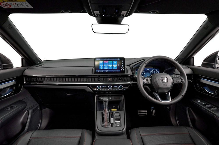 Không chỉ rộng hơn, nội thất của mẫu SUV cỡ C này còn gây ấn tượng với chất liệu cao cấp hơn và thiết kế đa dụng. Như đã nhắc ở trên, tại thị trường Thái Lan, mẫu xe này có cả nội thất 5 chỗ lẫn 7 chỗ ngồi. Trong đó, hàng ghế thứ hai có thể trượt lên/xuống và gập 60:40. Hàng ghế thứ ba và ghế phụ lái cũng có thể gập xuống để tăng khả năng chở đồ.