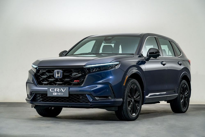 Ở bản e:HEV RS 4WD cao cấp nhất, Honda CR-V 2023 mới trông thể thao hơn nhờ logo màu đỏ trên lưới tản nhiệt/cửa cốp, ốp gương chiếu hậu/bệ cửa/anten vây cá/vành hợp kim 19 inch màu đen bóng và cản trước/cản sau/cánh gió mui sơn cùng màu thân xe. Ngoài ra, bản cao cấp nhất còn có thêm đèn sương mù LED phía sau.