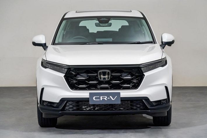 Tại thị trường Thái Lan, mẫu SUV cỡ C này có tổng cộng 5 phiên bản, bao gồm E, ES 4WD, EL 4WD, e:HEV ES và e:HEV RS 4WD. Đây là lần đầu tiên mẫu xe này có phiên bản RS, tương tự những người anh em như Civic, HR-V và WR-V. Giá xe Honda CR-V 2023 ở thị trường Thái Lan dao động từ 1,419 - 1,729 triệu Baht (khoảng 979 triệu đến 1,193 tỷ đồng).