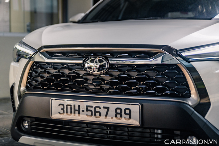 Toyota Corolla Cross phiên bản 1.8V dùng động cơ xăng 1.8L công suất cực đại 138Hp và mô-men xoắn tối đa 172Nm. Hộp số tự động được trang bị là loại CVT đi kèm hệ dẫn động cầu trước. Xe trang bị Cruise Control.