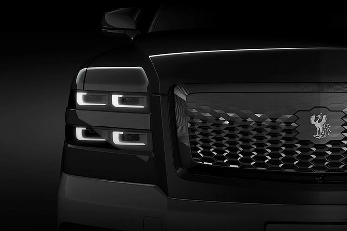 Ngoài ra, Toyota Century SUV còn đi kèm lưới tản nhiệt cỡ lớn với mắt lưới hình tổ ong. Lưới tản nhiệt được thiết kế lồi và không đi kèm logo Toyota như thường thấy. Thay vào đó, mẫu xe này được trang bị logo hình chim phượng hoàng tương tự phiên bản sedan.